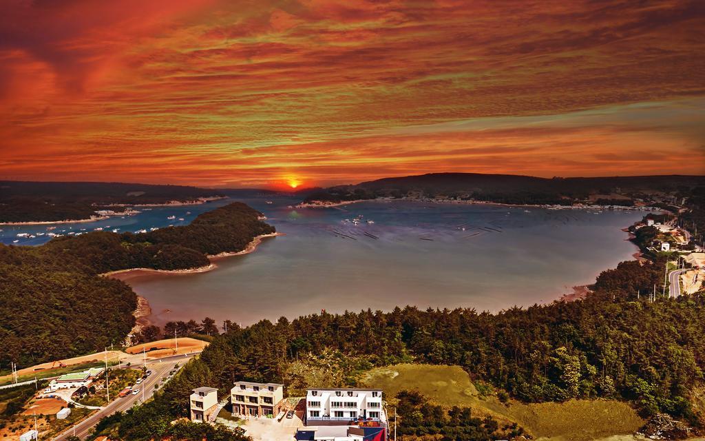 Yeosu Blooming Pension Exterior photo